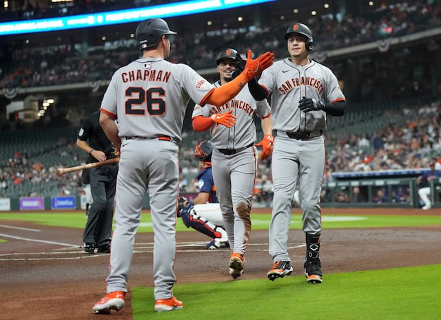 Gigantes barren a Astros con victoria por 6-3