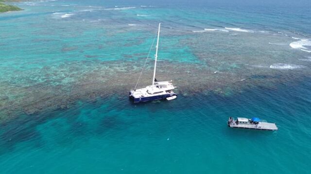 Realizan trabajos de remoción de combustible de embarcación varada en Culebra que representa amenaza ambiental