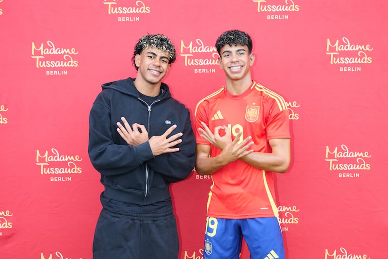 El Madame Tussauds de Berlín ha presentado una figura de cera de Lamine Yamal a pocos días de que comience el campeonato mundial de fútbol y también como recuerdo de la Eurocopa 2024, en la que el jugador del Barcelona terminó convirtiéndose en parte de la historia de Berlín vistiendo la camiseta de la selección española campeona de Europa. EFE/ Annette Riedl / Madame Tussauds