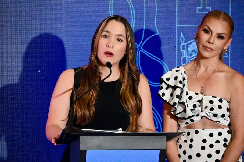 La directora ejecutiva de la Compañía de Turismo de Puerto Rico (CTPR), Willianette Robles Cancel, y la cantante Olga Tañón. Fotos Dennis A. Jones