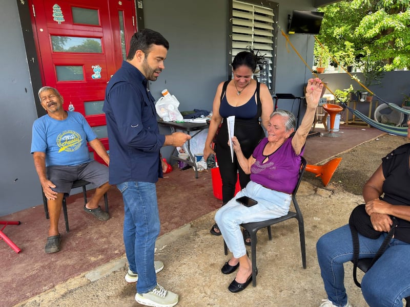 Facilitan trámite de permiso para residencia de doña Ramona Cruz Sanabria y Jacobo Pérez.