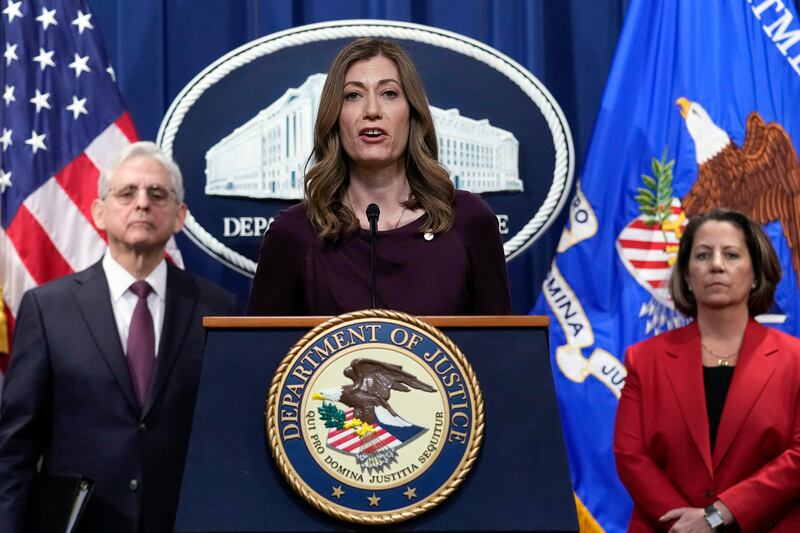 La directora de la agencia antidrogas (DEA) Anne Milgram (centro) habla durante una conferencia de prensa en el Departamento de Justicia en Washington