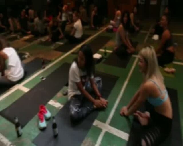 La clase de yoga en Bangkok que combina los estiramientos con la cerveza
