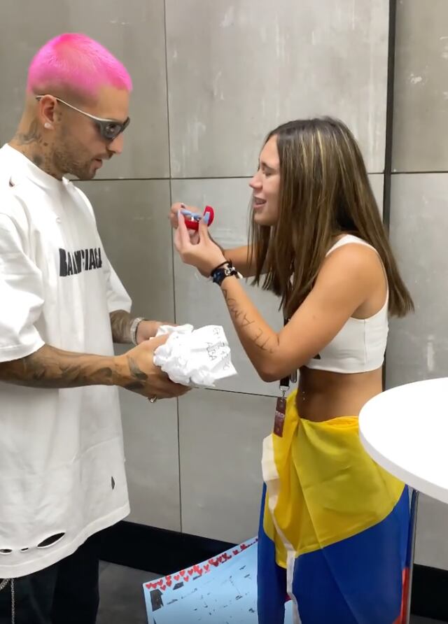 Fanática le pide “matrimonio” a Maluma