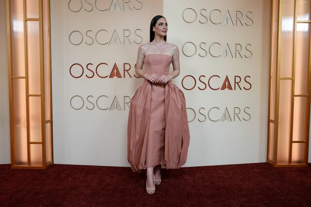 Estefanía Soto deslumbra en la alfombra roja de los Oscars 2026