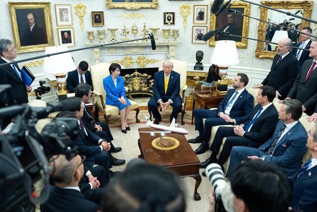 Trump bromea sobre Pearl Harbor en reunión con primera ministra de Japón