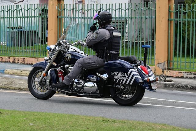 Cargos contra motociclista tras incidente con policía municipal en Carolina