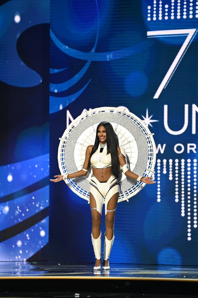 Ashley Ann luce su innovador traje del radiotelescopio de Arecibo en Miss Universo 2022