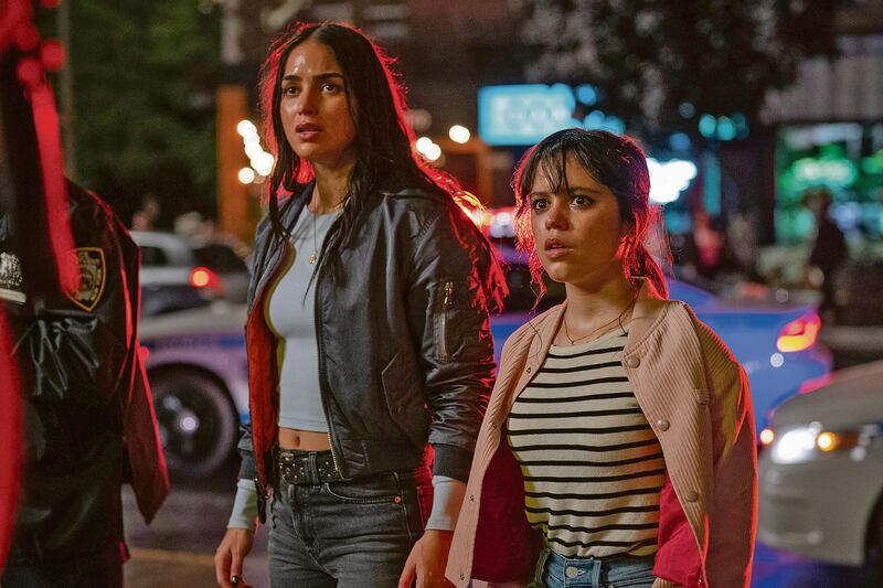 Melissa Barrera y Jenna Ortega en una escena de