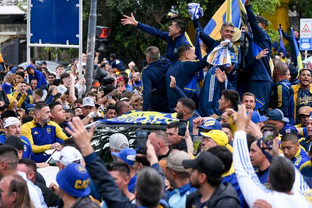 Hinchas de Boca Juniors se manifiestan a favor de Riquelme y piden elecciones