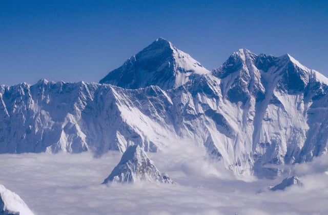Gigantesca masa de hielo bloquea ruta al Everest justo antes de la temporada alta