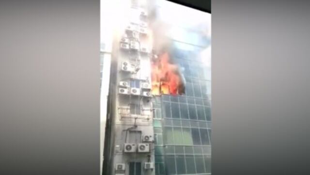 Bangladesh: incendio en edificio de gran altura deja varios atrapados