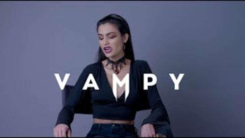 Que los demás cuiden sus gargantas y evita los espejos, y si es necesario, saca tus colmillos de vampira.