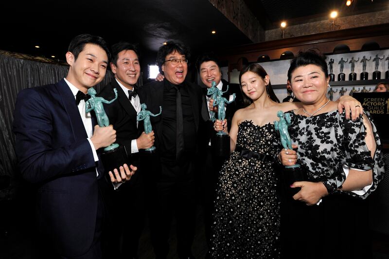 Choi Woo-shik, Lee Sun Gyun, Bong Joon-ho, Song Kang Ho, Park So-dam y Jeong-eun Lee ganadores en los SAG Awards por