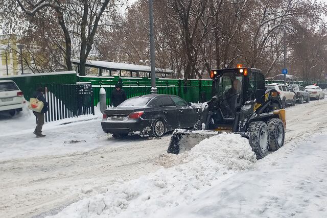 Rusia: Arropada Moscú por dos pies de nieve