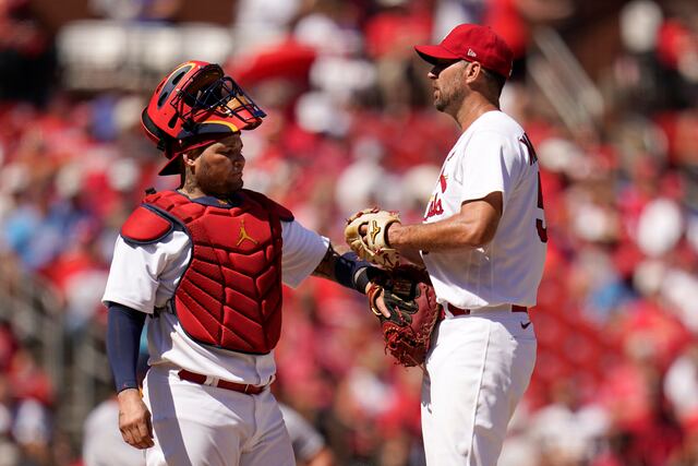 Yadier Molina conecta dos jonrones y empata un récord de Grandes Ligas
