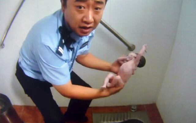 Policía rescata recién nacida de una letrina en China