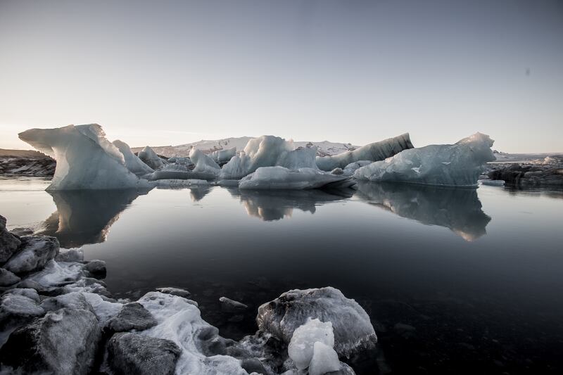 Por segundo año consecutivo, el hielo marino invernal en el Ártico alcanzó un nivel que iguala el mínimo histórico registrado desde que comenzaron las observaciones satelitales en 1979. Foto: Freepik.