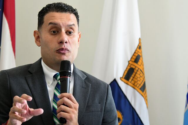Camuy entrega más de $240 mil en incentivos a empleados municipales