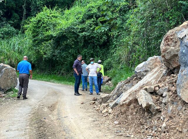 Cierran tramo de carretera en Peñuelas tras derrumbe de rocas