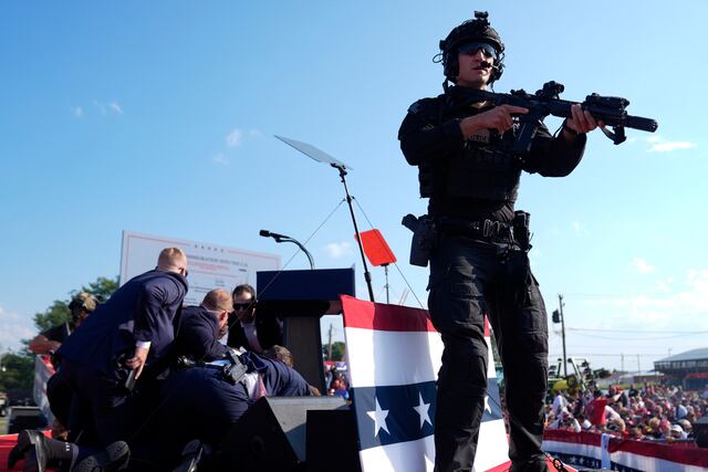 FBI identifica a sospechoso de disparar en evento de campaña de Trump