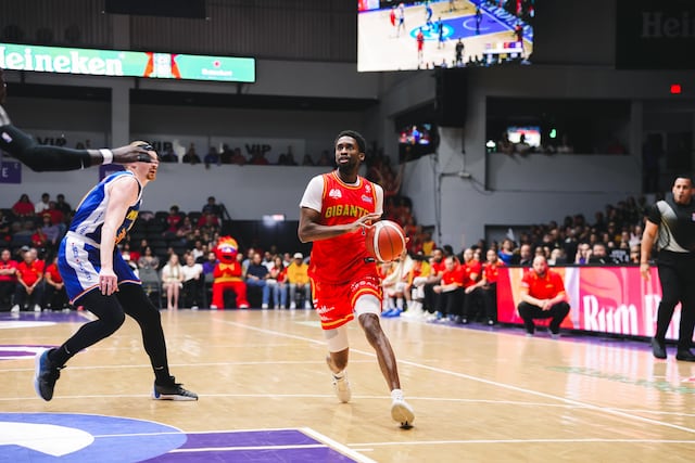 Osos dominan a los Gigantes de Carolina en el BSN