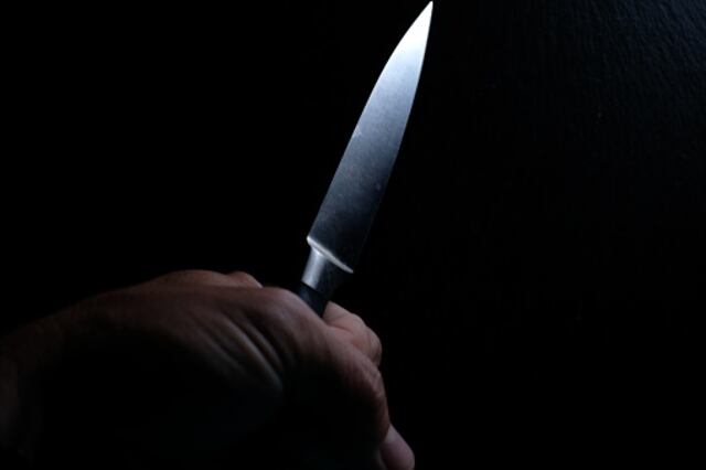 Hombre amenaza con cuchillo a septuagenaria en Naguabo y se autolesiona durante intervención policial