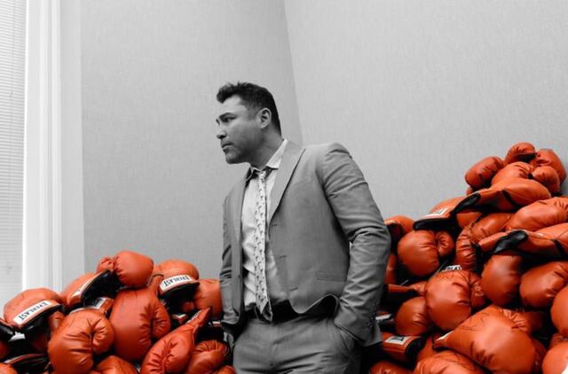 Oscar De La Hoya besa en la boca a modelo mexicana