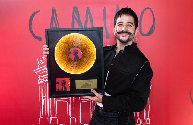 Camilo cumple promesa de fanática en España