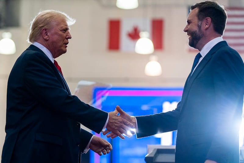 El candidato presidencial republicano y expresidente Donald Trump (izquierda) saluda al candidato a vicepresidente republicano, el senador J. D. Vance, republicano por Ohio, antes de hablar en un acto de campaña, el sábado 27 de julio de 2024, en St. Cloud, Minnesota. (Foto AP/Alex Brandon)