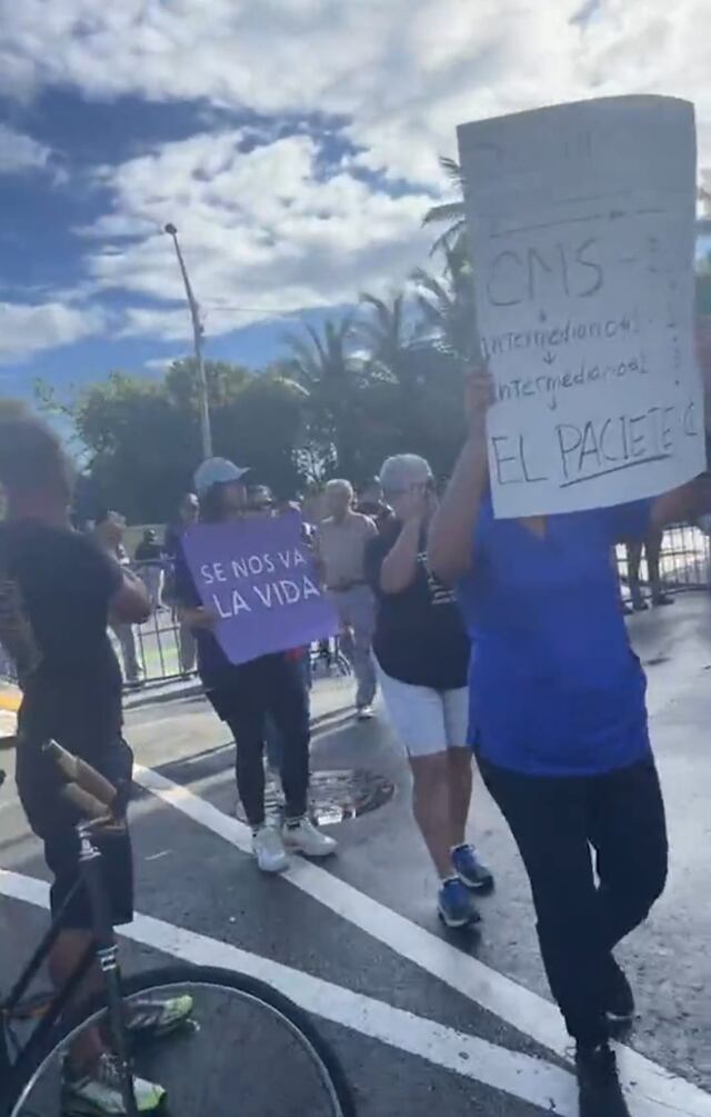 Profesionales de la salud se manifiestan en el Viejo San Juan en contra las aseguradoras