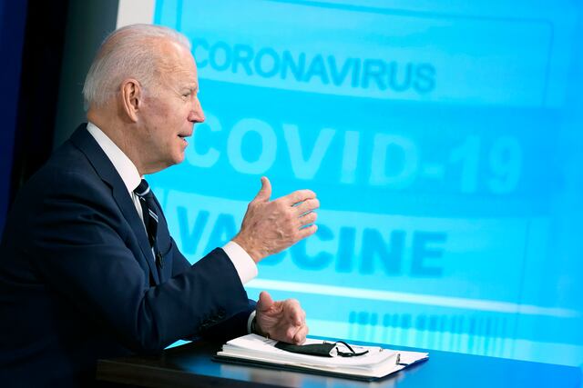 Presidente de Estados Unidos recibe la vacuna actualizada contra el COVID-19