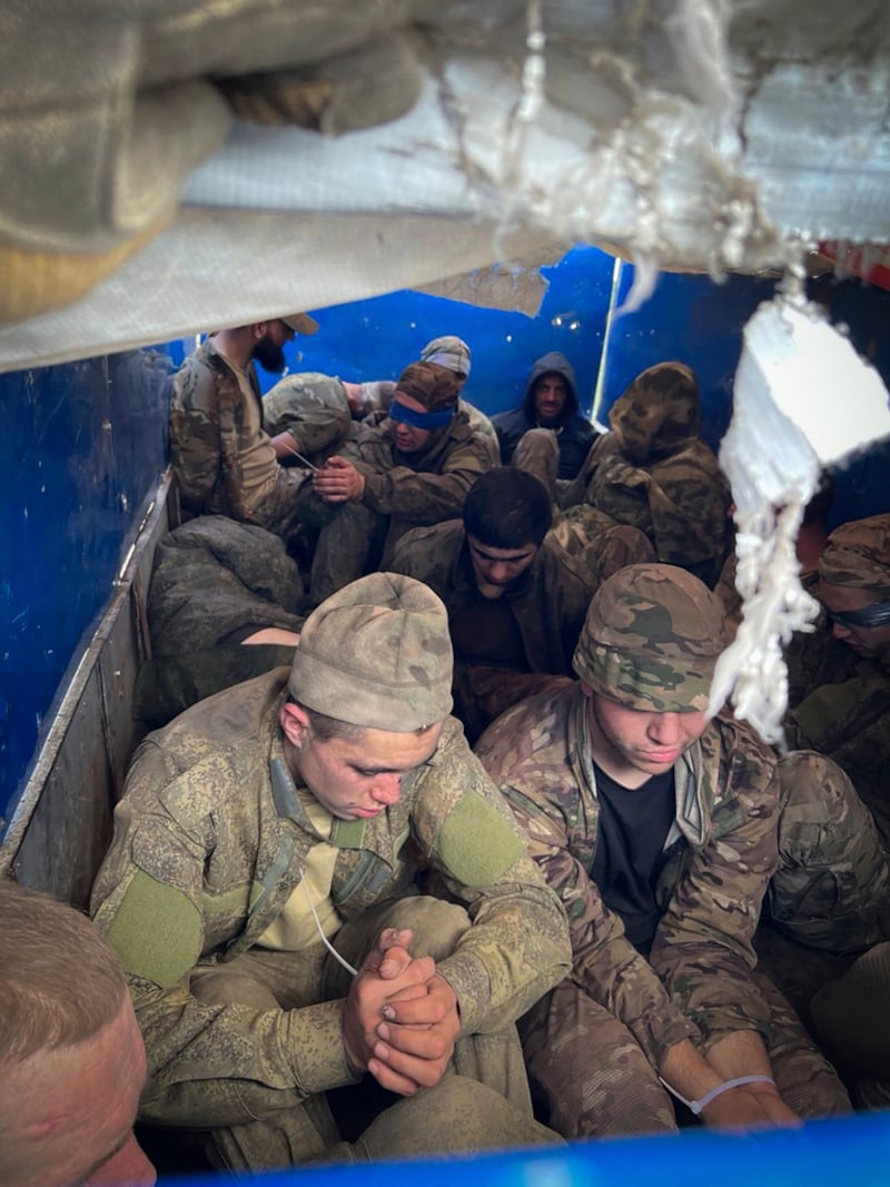 En esta fotografía proporcionada por la Oficina de Prensa del Servicio de Seguridad de Ucrania, se ve a más de 100 prisioneros de guerra rusos capturados por una unidad especial del Servicio de Seguridad durante una acción militar en un refugio en la región de Kursk, Rusia, el miércoles 14 de agosto de 2024. (Oficina de Prensa del Servicio de Seguridad de Ucrania vía AP)