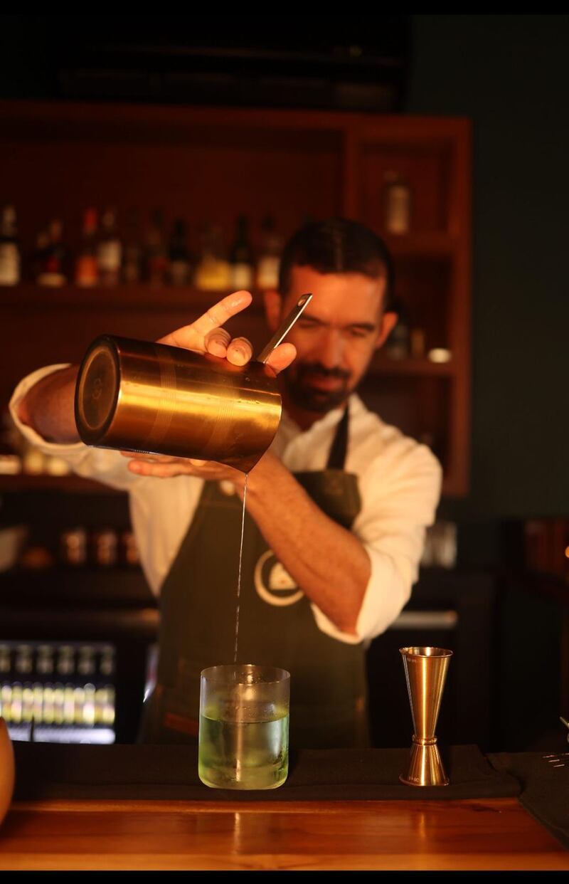 El reconocido bartender Jorge Buch logró trasladar su barra —nacida en Caimito— al corazón urbano, sin perder su esencia original.