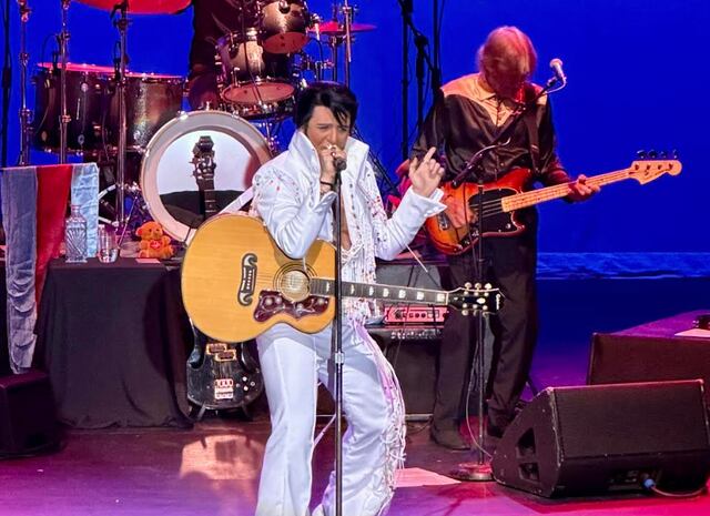 Cantante Luis Enrique González cautiva al público con su tributo a Elvis Presley