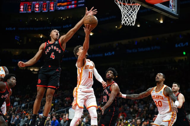 Hawks superan a unos diezmados Raptors en tiempo extra