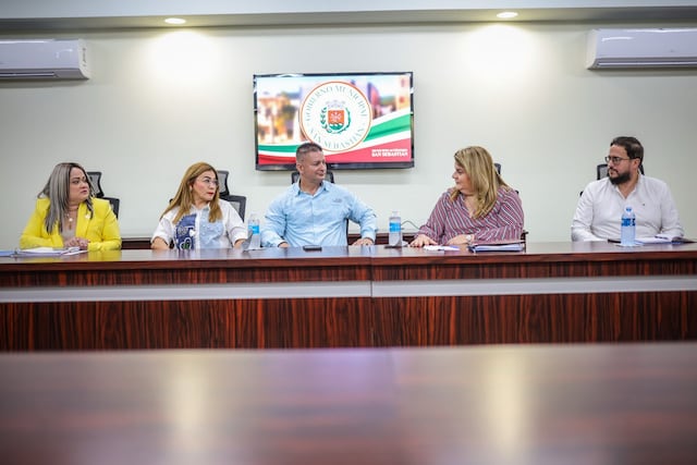 Mientras se dan protestas en San Juan; gobernadora se va para San Sebastián e inicia ciclo de visitas a municipios