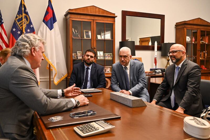 El ex director ejecutivo de COR3, a la derecha, acompañó el año pasado al presidente del Senado, segundo desde la derecha, al cabildero Anthony Maceira Zayas y a otros senadores a Washington D.C. para discutir con congresistas, como el representante Mike Collins, a la izquierda, la infraestructura y el desarrollo económico de Puerto Rico.
Foto suministrada