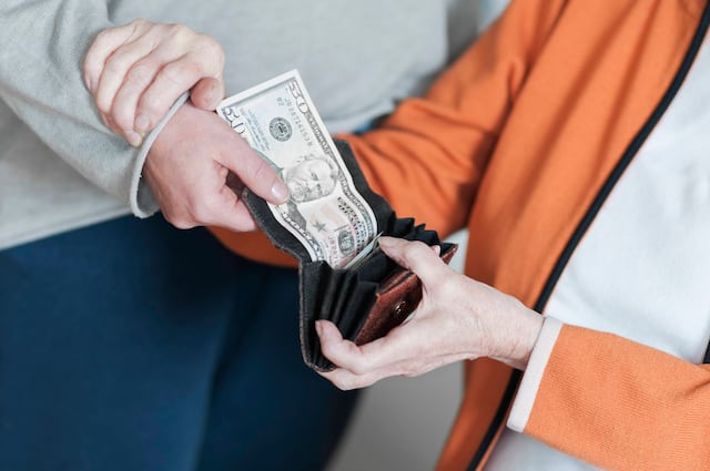 Radican cargos contra sujeto por apropiarse de 12,000 de una mujer de 68 años