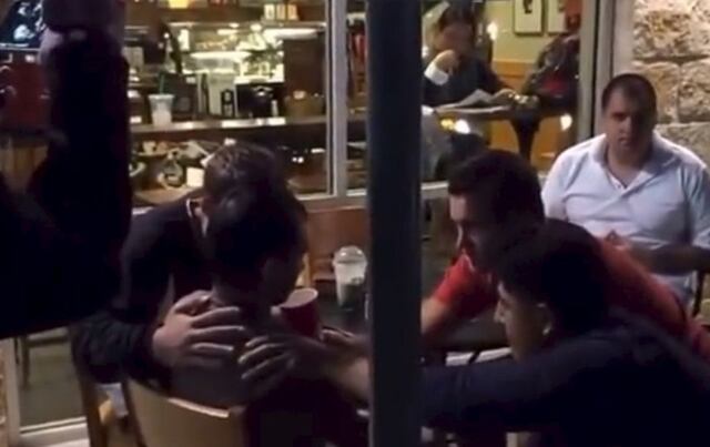Viral video de “exorcismo” en Starbucks
