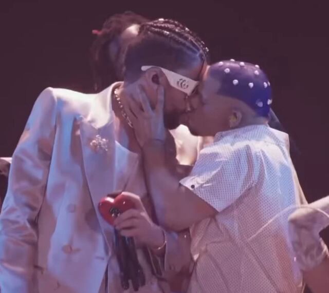 Así fue la presentación de Bad Bunny que culminó con un beso a otro hombre