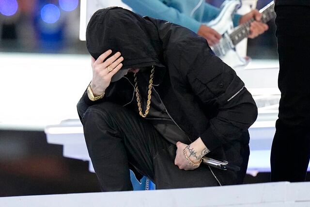 Super Bowl: 50 Cent se cuelga de cabeza y Eminem se arrodilla en forma de protesta
