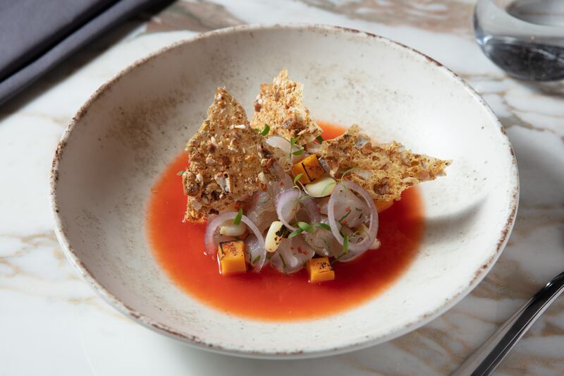 La propuesta culinaria es liderada por el chef ejecutivo Rafael Casín, con más de 20 años de trayectoria y una visión profundamente conectada a su país, se sustenta en una exploración de la vasta despensa peruana: ingredientes provenientes de la Sierra, la Selva y la Costa.