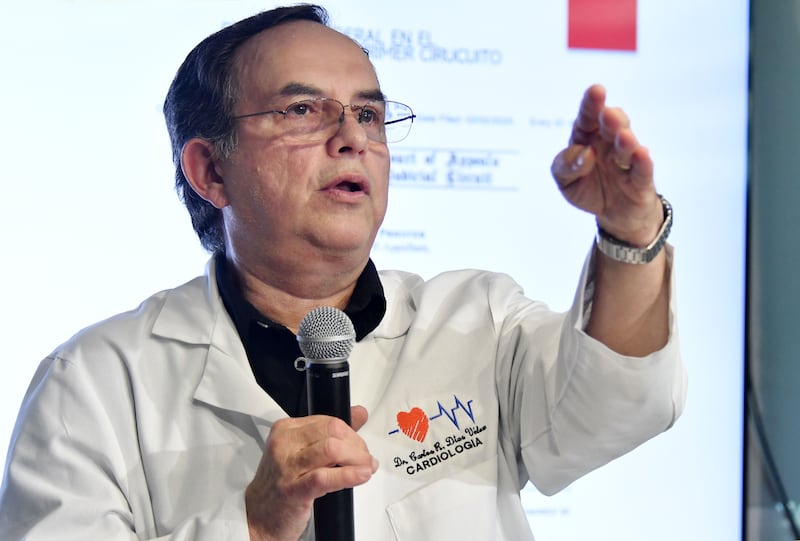 El Presidente del Colegio de Médicos Cirujanos, el Dr. Carlos Diaz Velez, Conferencia de Prensa sobre el nombramiento del Dr. Víctor Ramos como secretario de Salud.  Colegio de Médicos Cirujanos. Rio Piedras Metro PR 19 de marzo de 2025