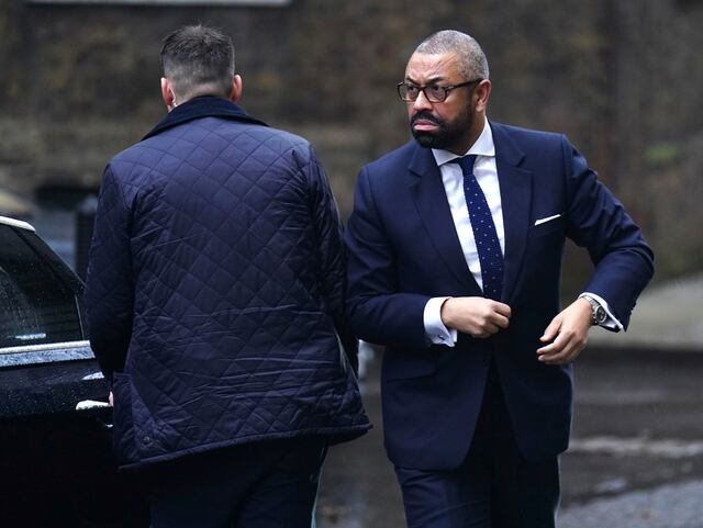 Bajo criticas ministro británico por broma sobre su esposa