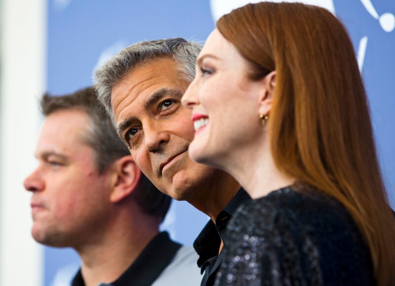 ARCHIVO - El actor George Clooney, centro, posa con los actores Julianne Moore, a la derecha, y Matt Damon durante la sesión fotográfica de la película 