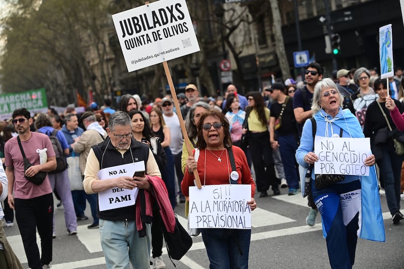 Personas participan en 'la marcha de la bronca' contra el programa económico del Gobierno del presidente de Argentina, Javier Milei, este sábado en Buenos Aires (Argentina). EFE/ Matias Martin Campaya