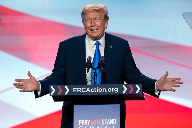 Trump dice que quiere comprarse un arma a pesar de que lo tiene prohibido