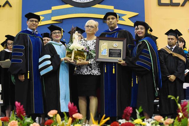 Dedican graduación de UPR Aguadilla a decano fallecido