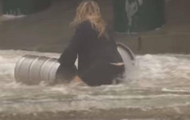 Mujer en Australia se lanzó de cabeza a una corriente de agua para rescatar dos barriles de cerveza
